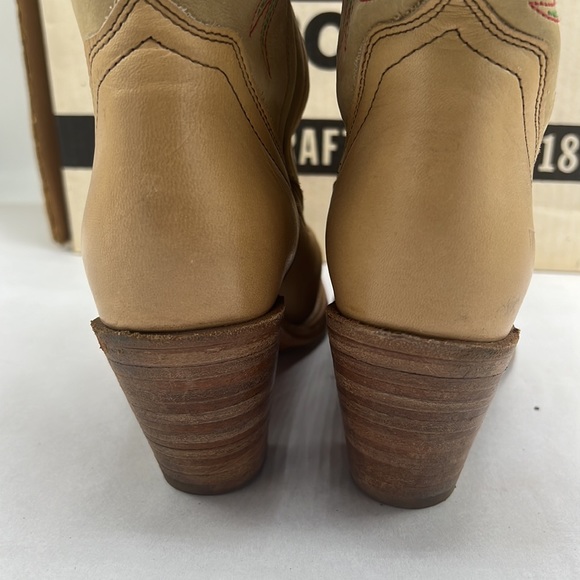 Frye vintage cowgirl cream tan boots size 8. Fits more like a 6.5 or 7 - Picture 3 of 9